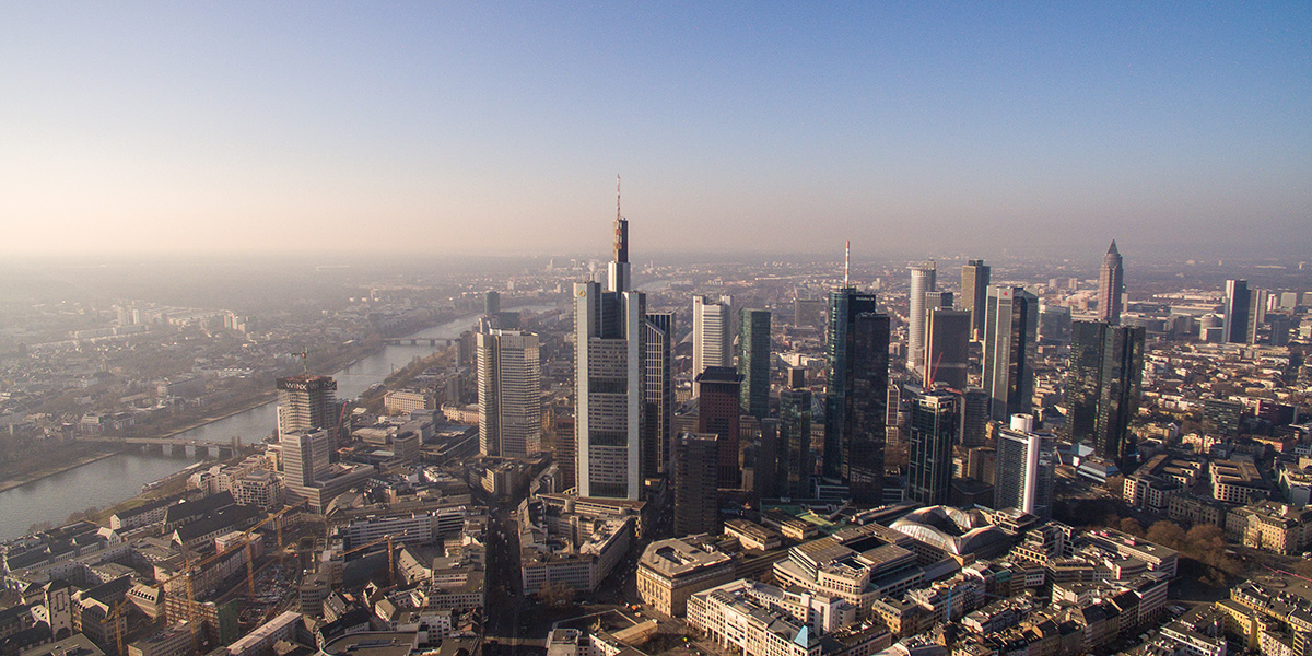 Luftaufnahme Stadtpanorama. Frankfurt von oben.