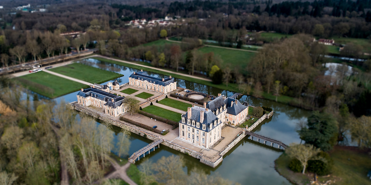 Drohnenfoto Denkmalschutz. Schloss in Frankreich
